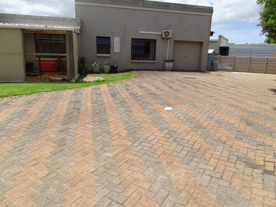 4 Bedroom Property for Sale in Wavecrest Eastern Cape